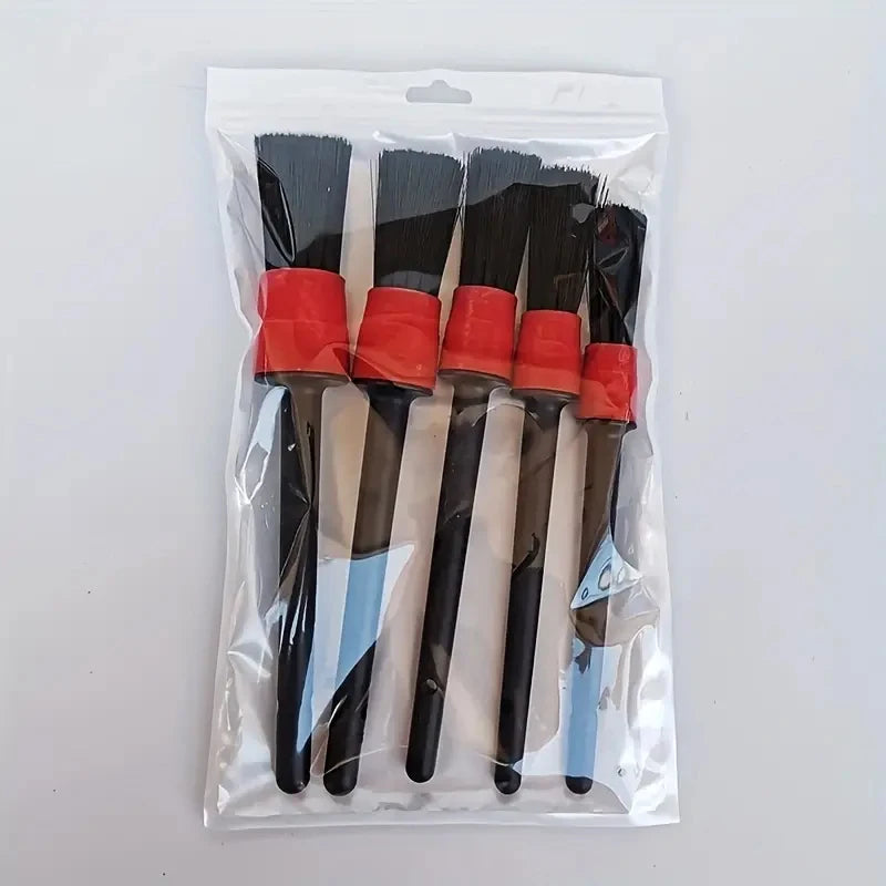 Kit escovas de detalhamento automotivo para painel e saída de ar em fundo branco