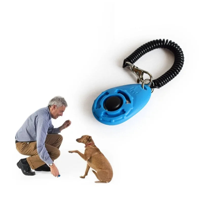 Clicker de treinamento com alça de pulso em fundo branco