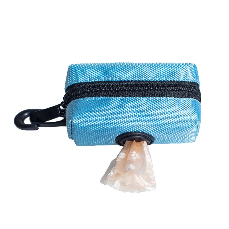 Dispenser de saquinho biodegradável para passeio do cachorro em fundo branco