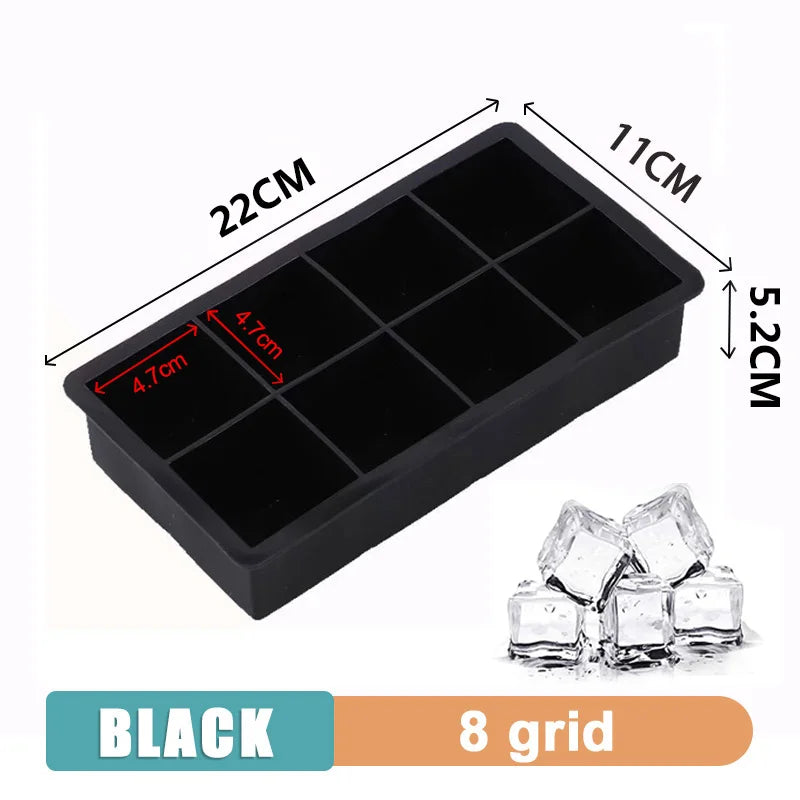 Forma de gelo em silicone com cubos grandes e tampa fechada em fundo branco
