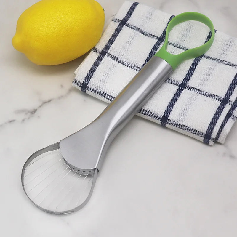 Fatiador de abacate 2 em 1 em aço inox em fundo branco
