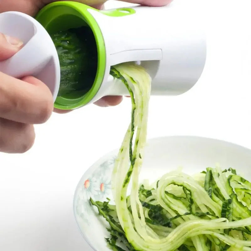 Espiralizador manual de legumes para macarrão de abobrinha em fundo branco