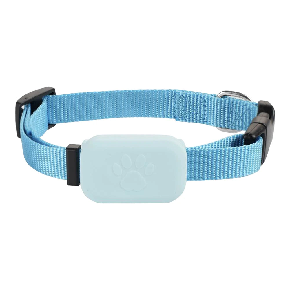 Rastreador GPS para cães e gatos à prova d'água com coleira ajustável em fundo branco