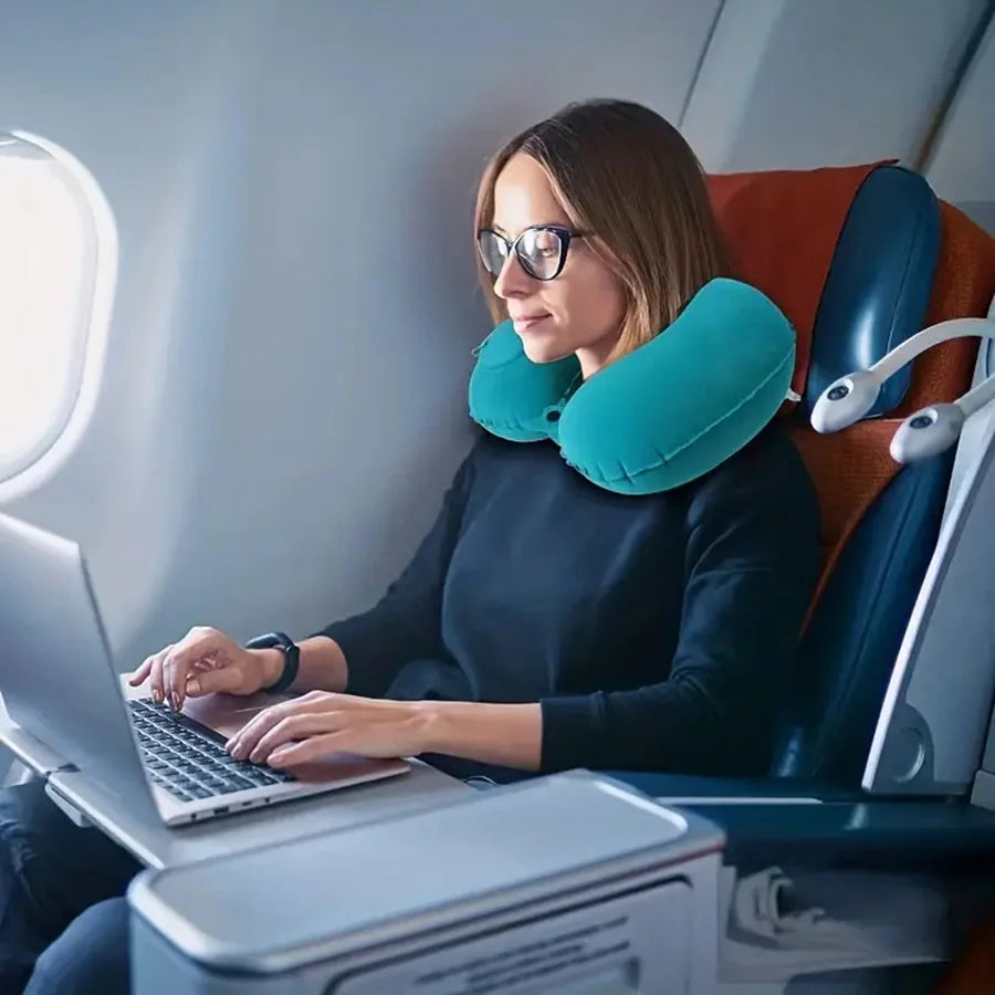 Travesseiro de pescoço inflável portátil para viagem em fundo branco