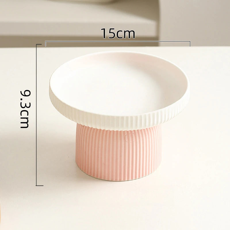 Tigela elevada de cerâmica para gatos e cães antiderrapante ergonômica em fundo branco