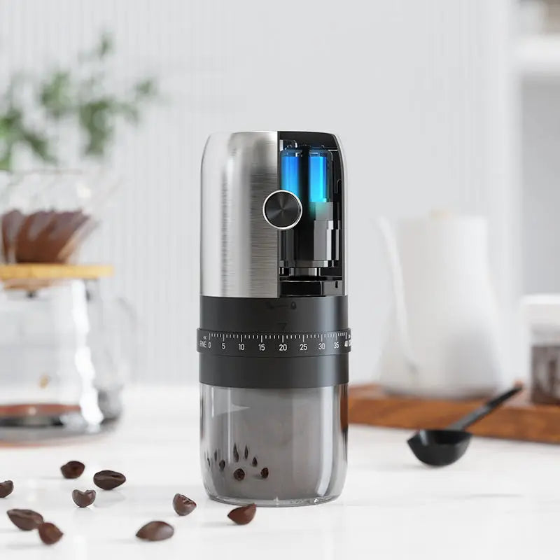 Moedor de café elétrico portátil USB com ajuste de moagem em fundo branco