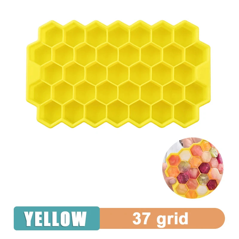 Forma de gelo em silicone com cubos grandes e tampa fechada em fundo branco