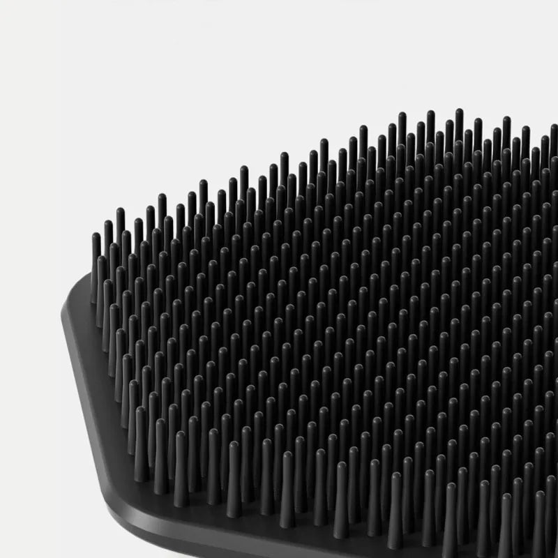 Escova facial de silicone limpeza profunda em fundo branco