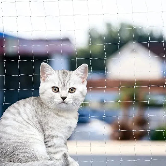 Rede proteção janela antiqueda pet em fundo branco