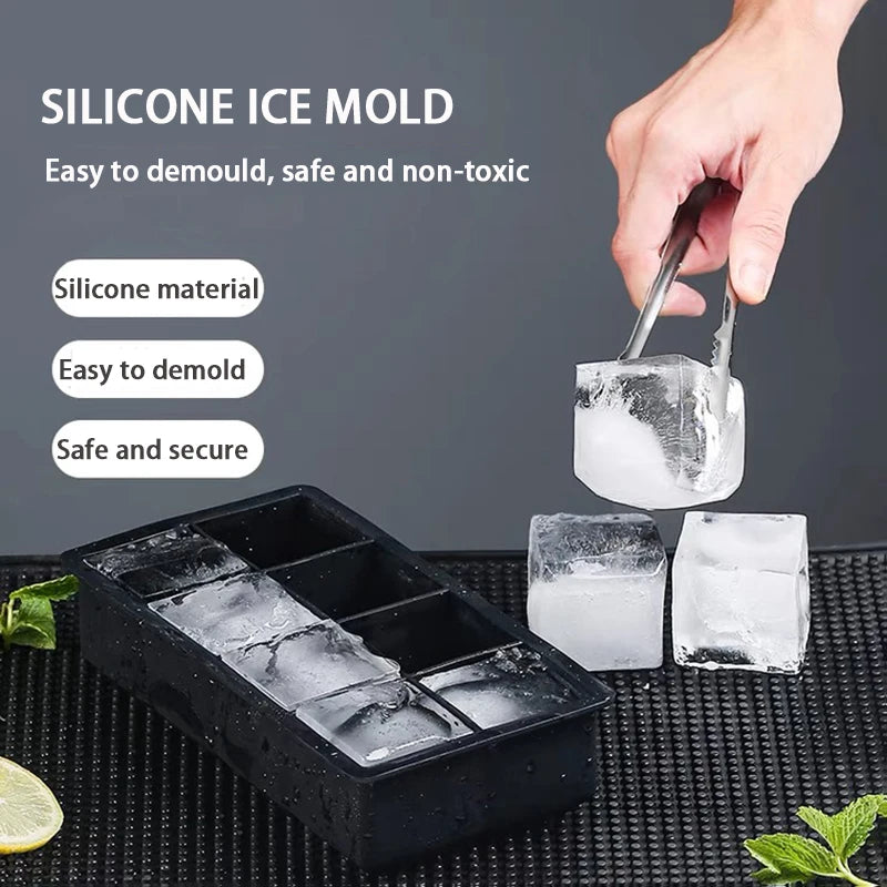 Forma de gelo em silicone com cubos grandes e tampa fechada em fundo branco